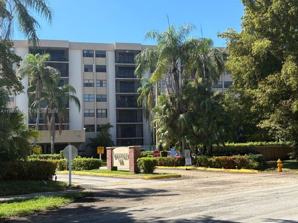 900 NE 195th St, Unit 702, Miami, FL 33179