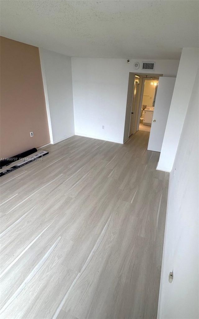 900 NE 195th St, Unit 702, Miami, FL 33179 Photo