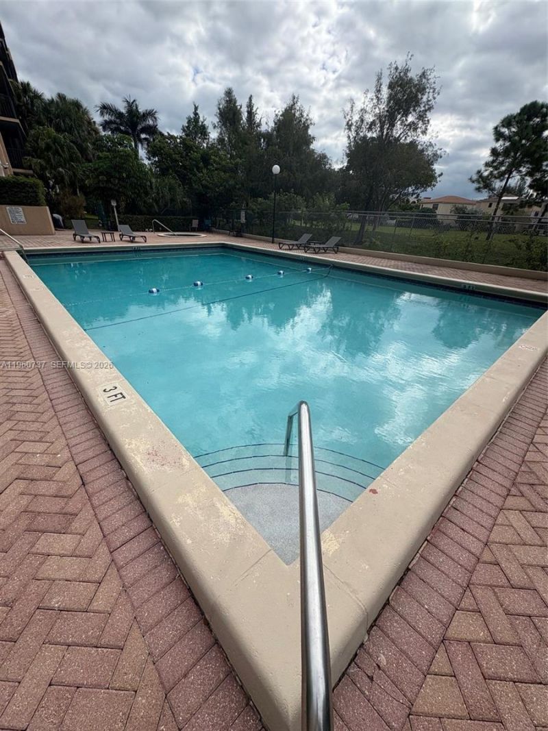 900 NE 195th St, Unit 702, Miami, FL 33179 Photo