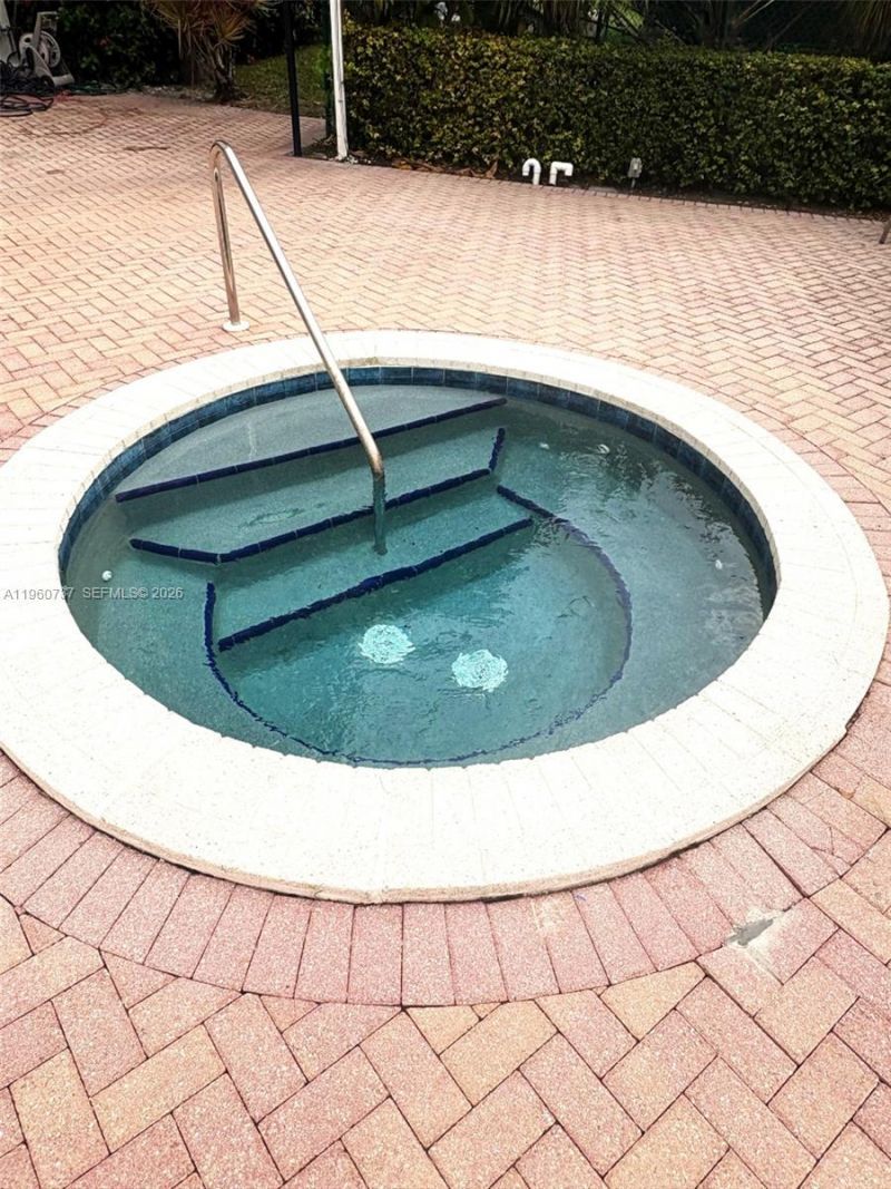 900 NE 195th St, Unit 702, Miami, FL 33179 Photo