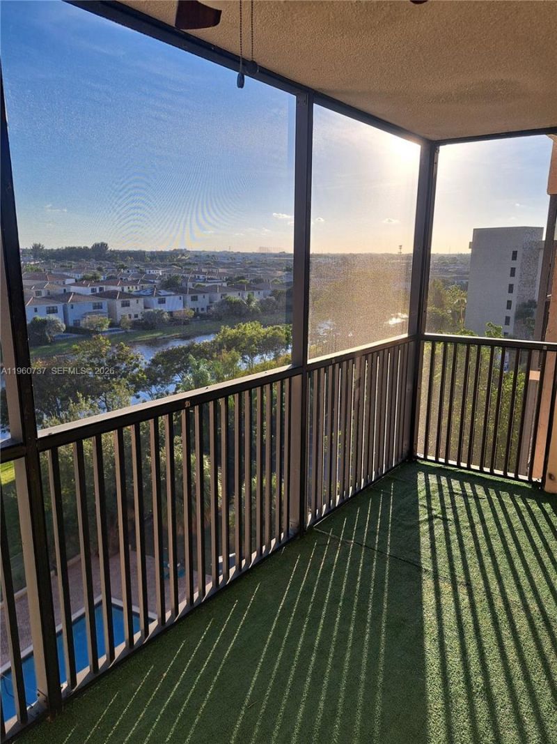 900 NE 195th St, Unit 702, Miami, FL 33179 Photo