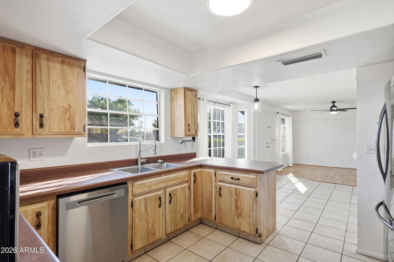 1033 E BENDIX Drive Tempe, AZ 85283