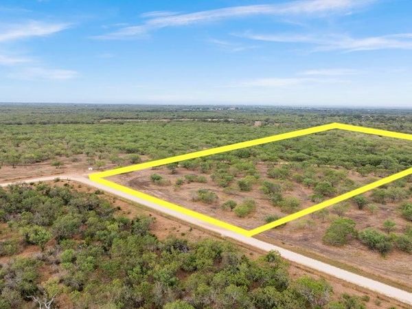 5 CR 171, Nixon, TX 78140