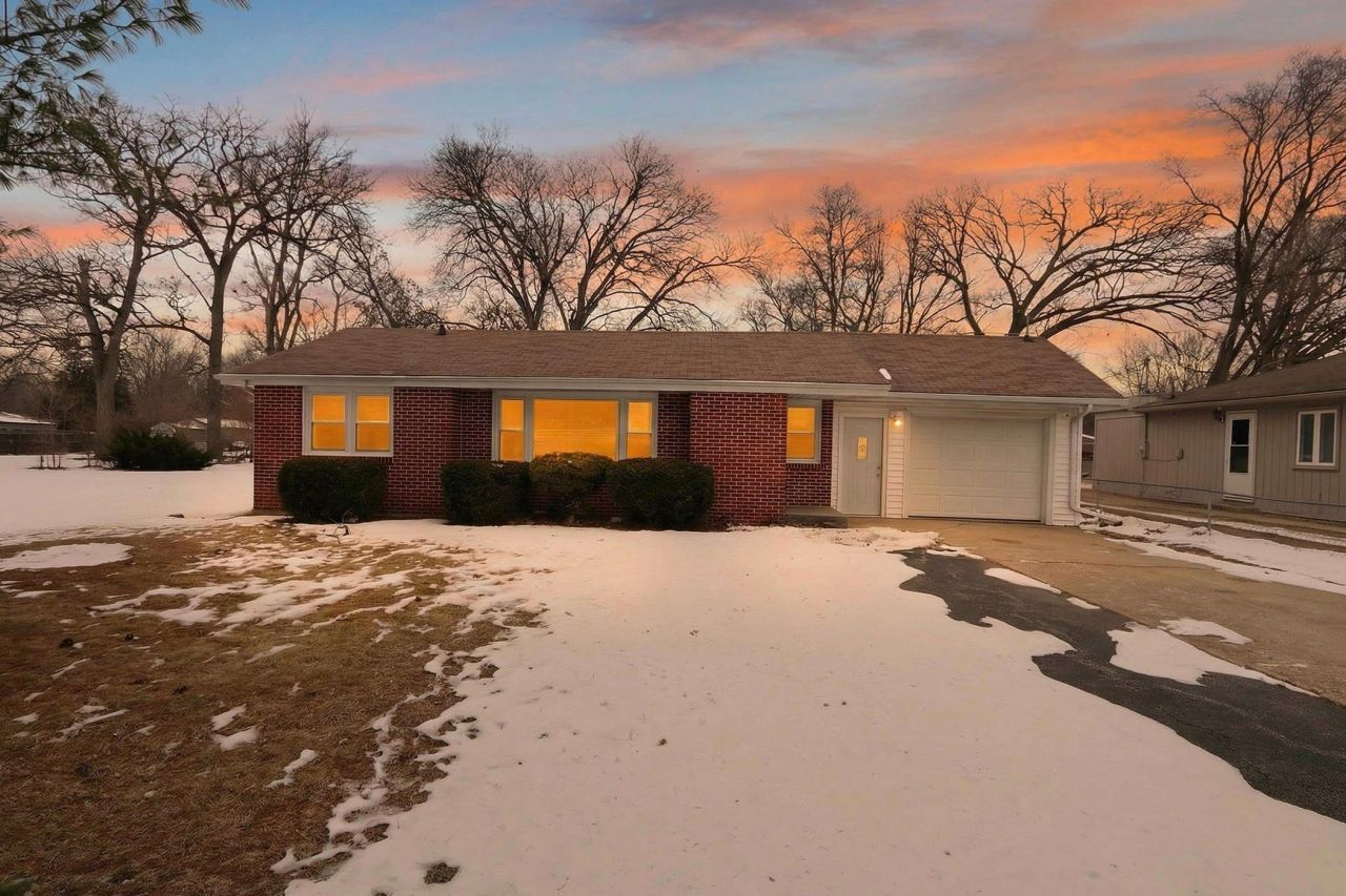 28 Liberty Boulevard, Machesney Park, IL 61115 Main Photo