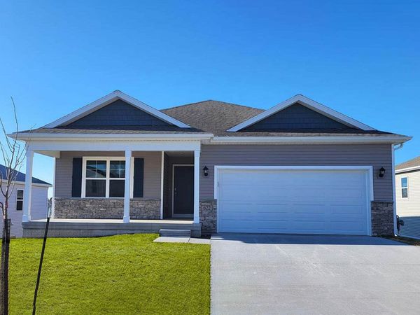 2758 Cecelia Drive, Hiawatha, IA 52233