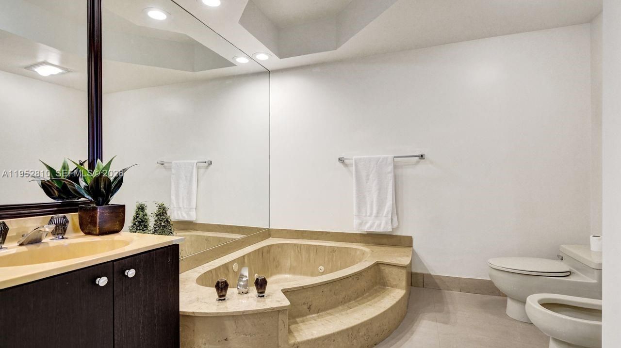 20281 E Country Club Dr, Unit 809, Aventura, FL 33180 Photo