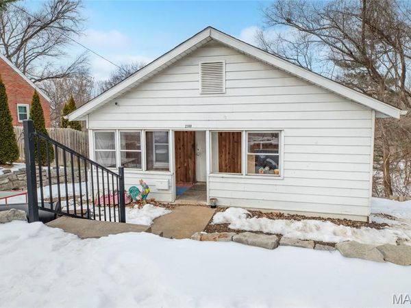 2300 Agnes Street , Alton, IL 62002