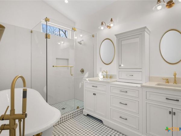 1019 W 4th Street, Taylor, TX 76574