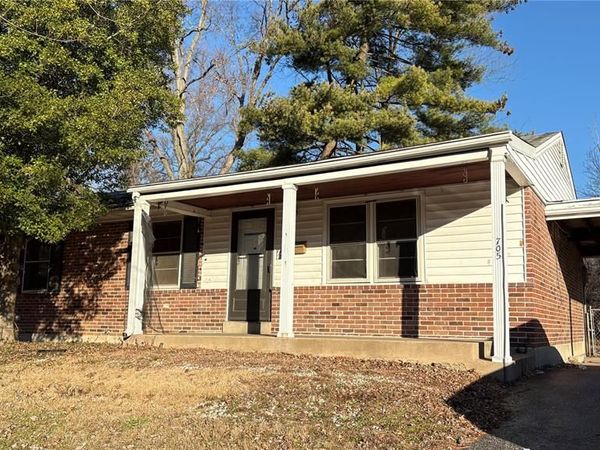 705 Palace Court , St Louis, MO 63135