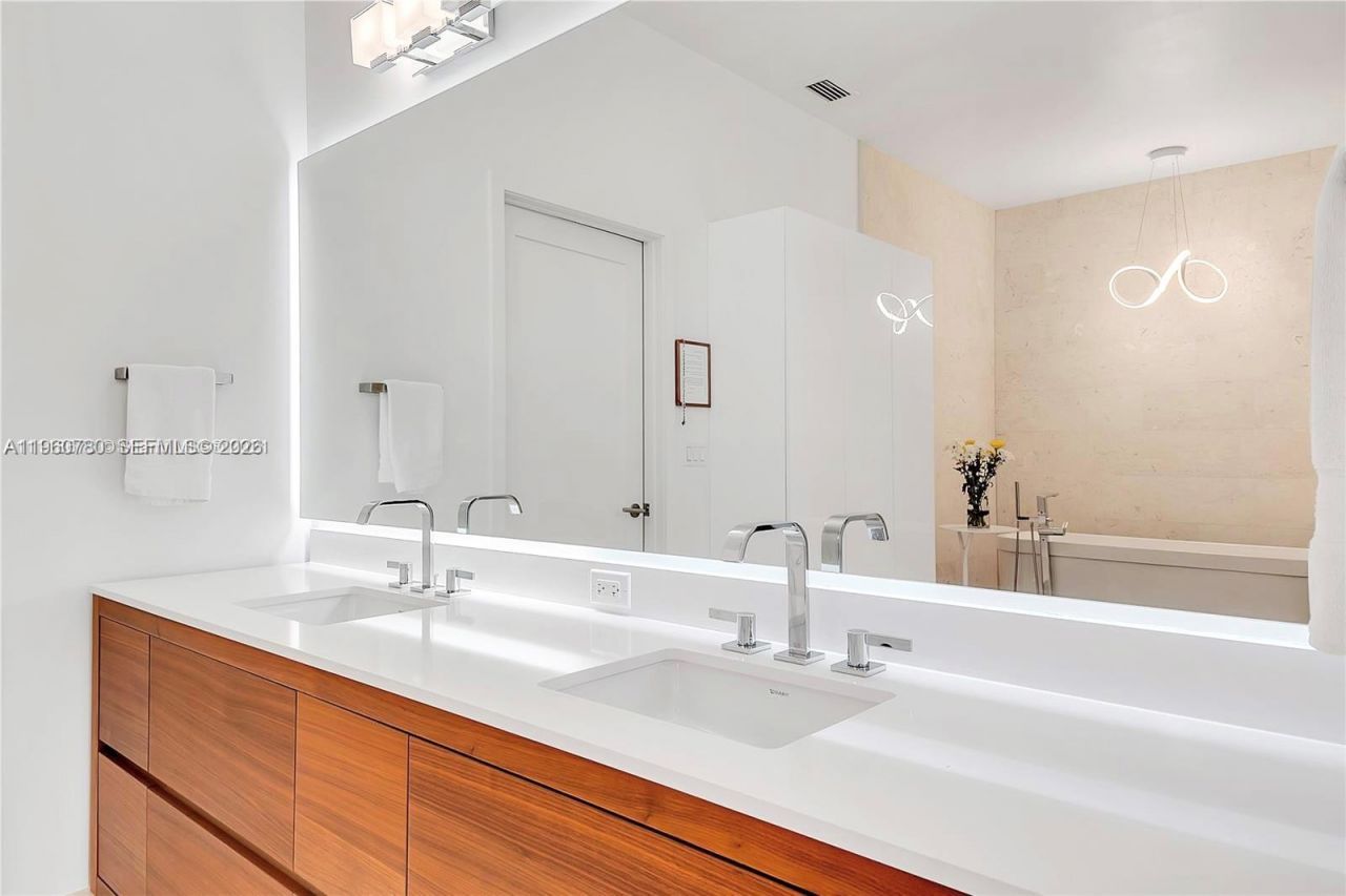 3581 E Glencoe St, Unit 605, Coconut Grove, FL 33133 Photo