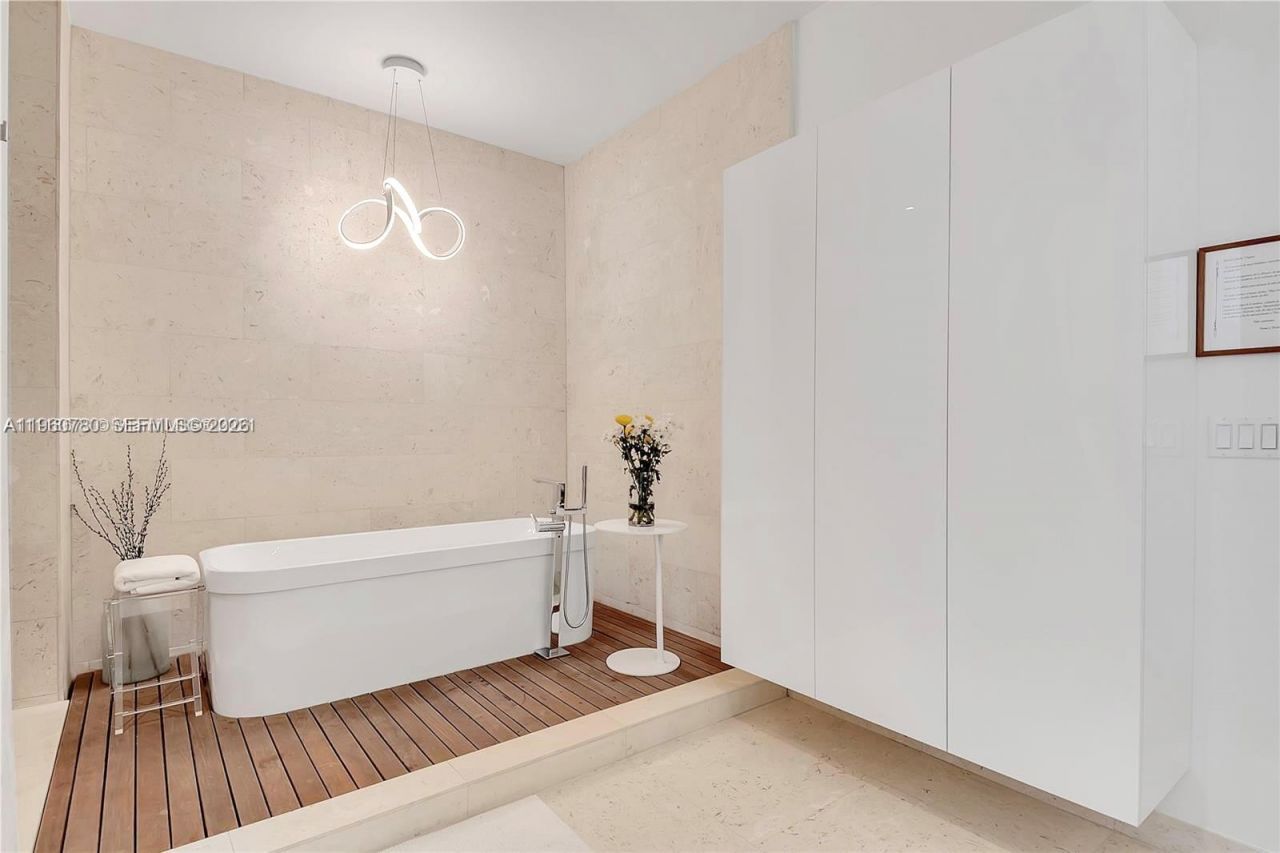 3581 E Glencoe St, Unit 605, Coconut Grove, FL 33133 Photo