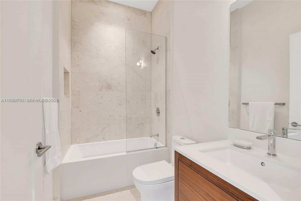 3581 E Glencoe St, Unit 605, Coconut Grove, FL 33133 Photo