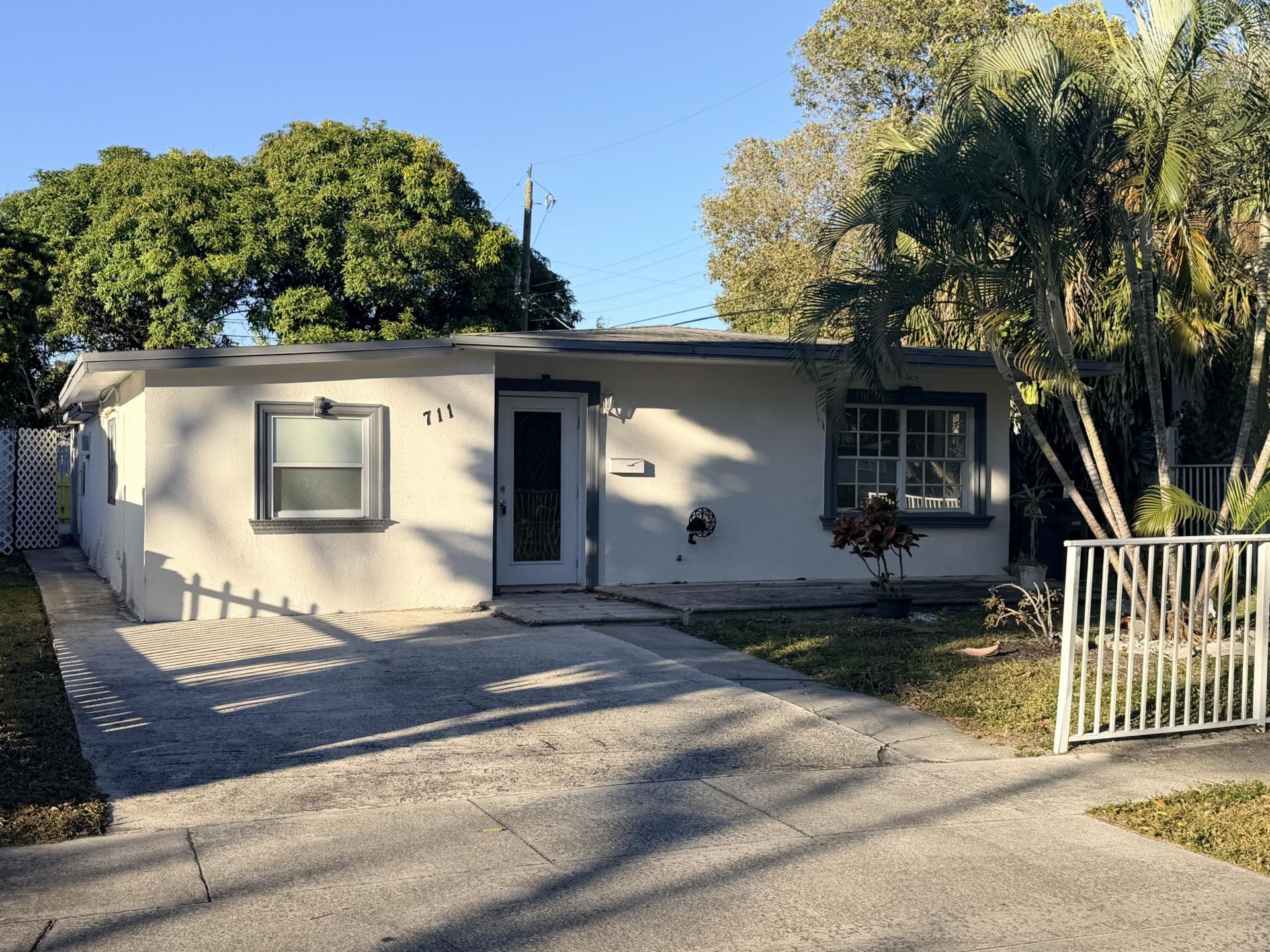 711 Fernwood Drive, West Palm Beach, FL 33405 Photo