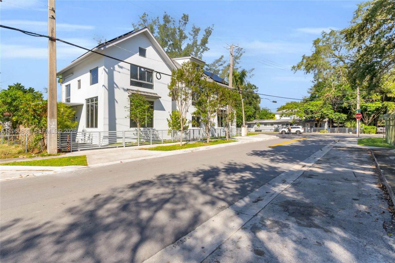 3204 Plaza St, Miami, FL 33133 Photo