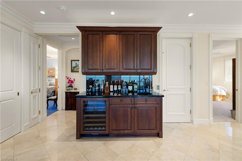 25 2nd Ave S, Naples, FL 34102 Photo