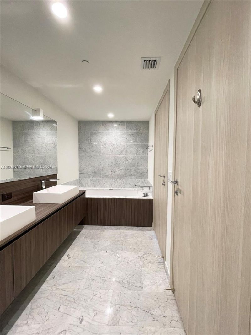 1000 Brickell Plz, Unit 4301, Miami, FL 33131 Photo