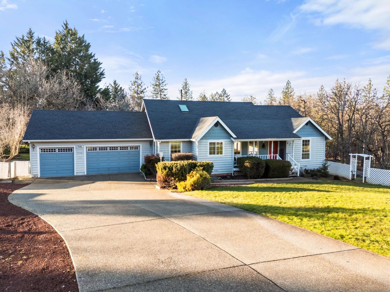 334 Village Lane, Grants Pass, OR 97527 Main Photo