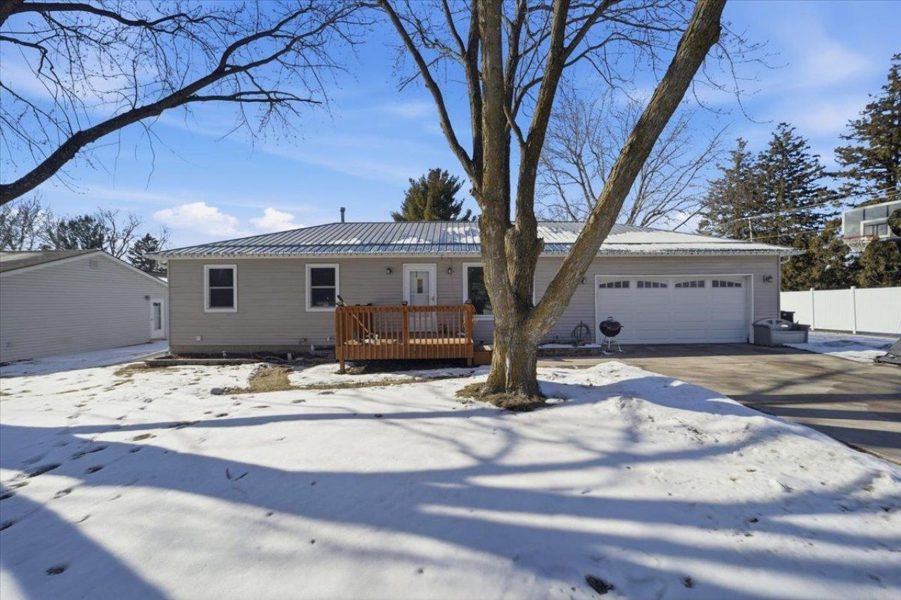 1302 4th Street, Eldora, IA 50627 Main Photo