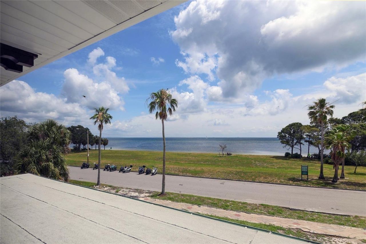 2041 Beach Dr Se, Saint Petersburg, FL 33705 Photo