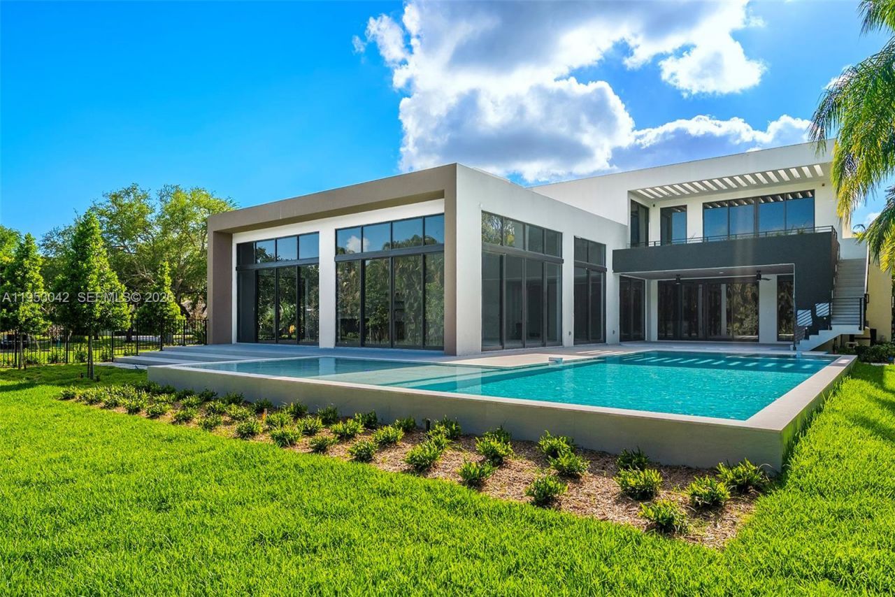 5825 SW 111th Ter, Pinecrest, FL 33156 Photo