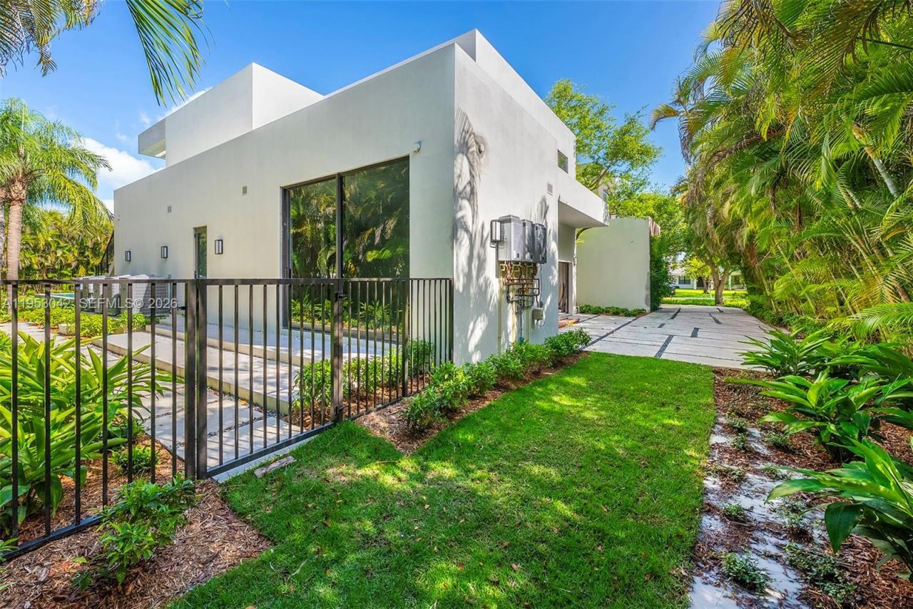 5825 SW 111th Ter, Pinecrest, FL 33156 Photo