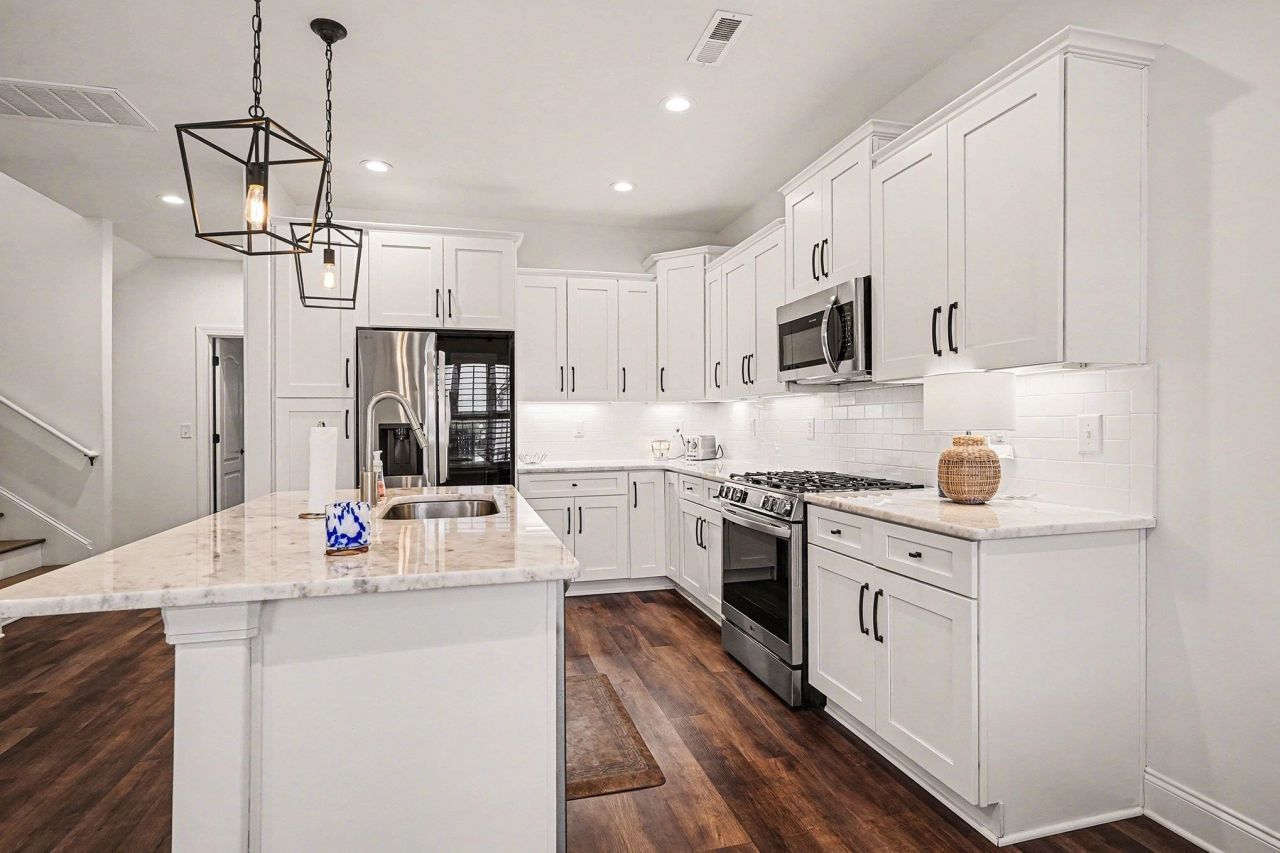 244 Gloucester Way Photo 11