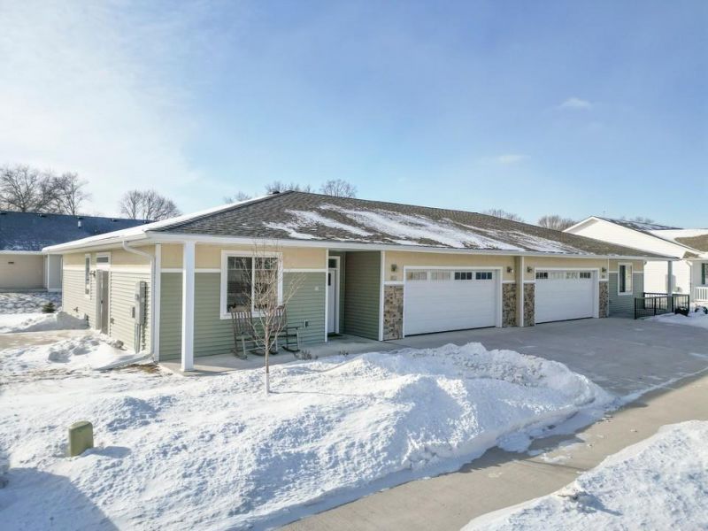 812 Parkside Lane, Charles City, IA 50616 Main Photo