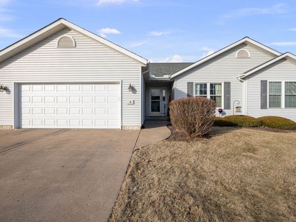 5200 Villa Drive, Unit 4, Davenport, IA 52806