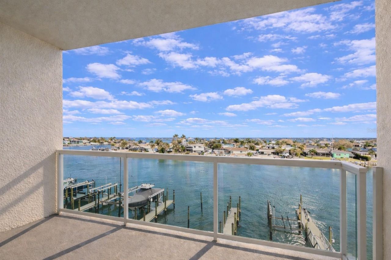 415 Island Way, Unit 402, Clearwater Beach, FL 33767 Photo