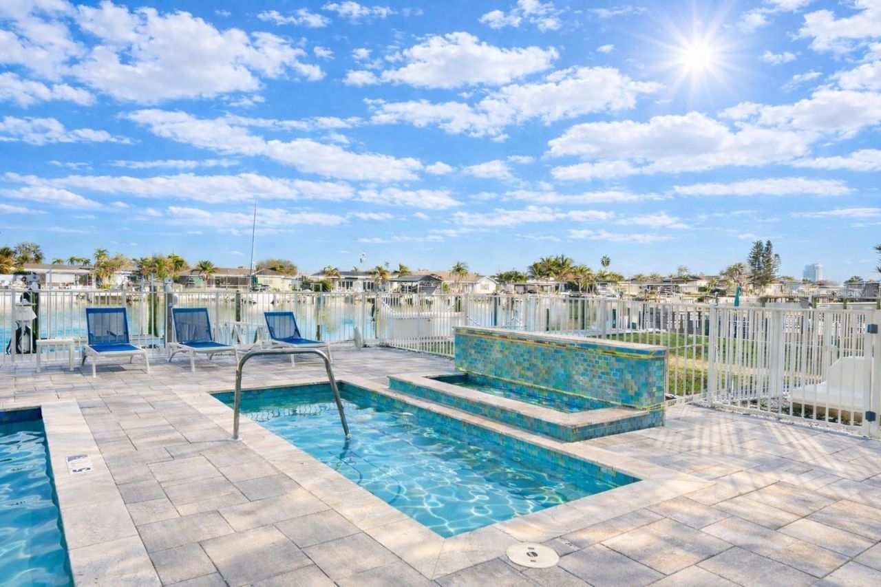 415 Island Way, Unit 402, Clearwater Beach, FL 33767 Photo