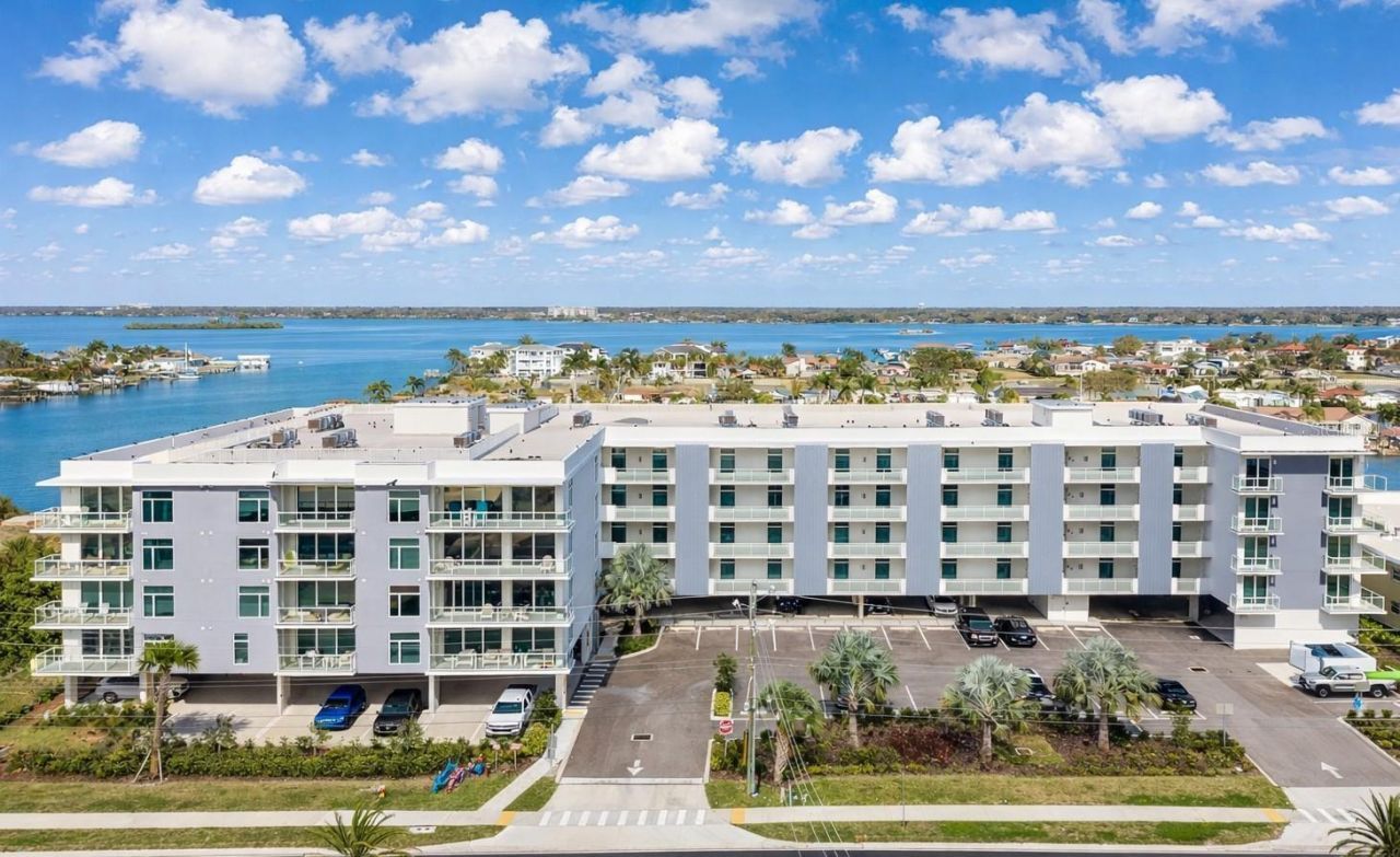 415 Island Way, Unit 402, Clearwater Beach, FL 33767 Photo