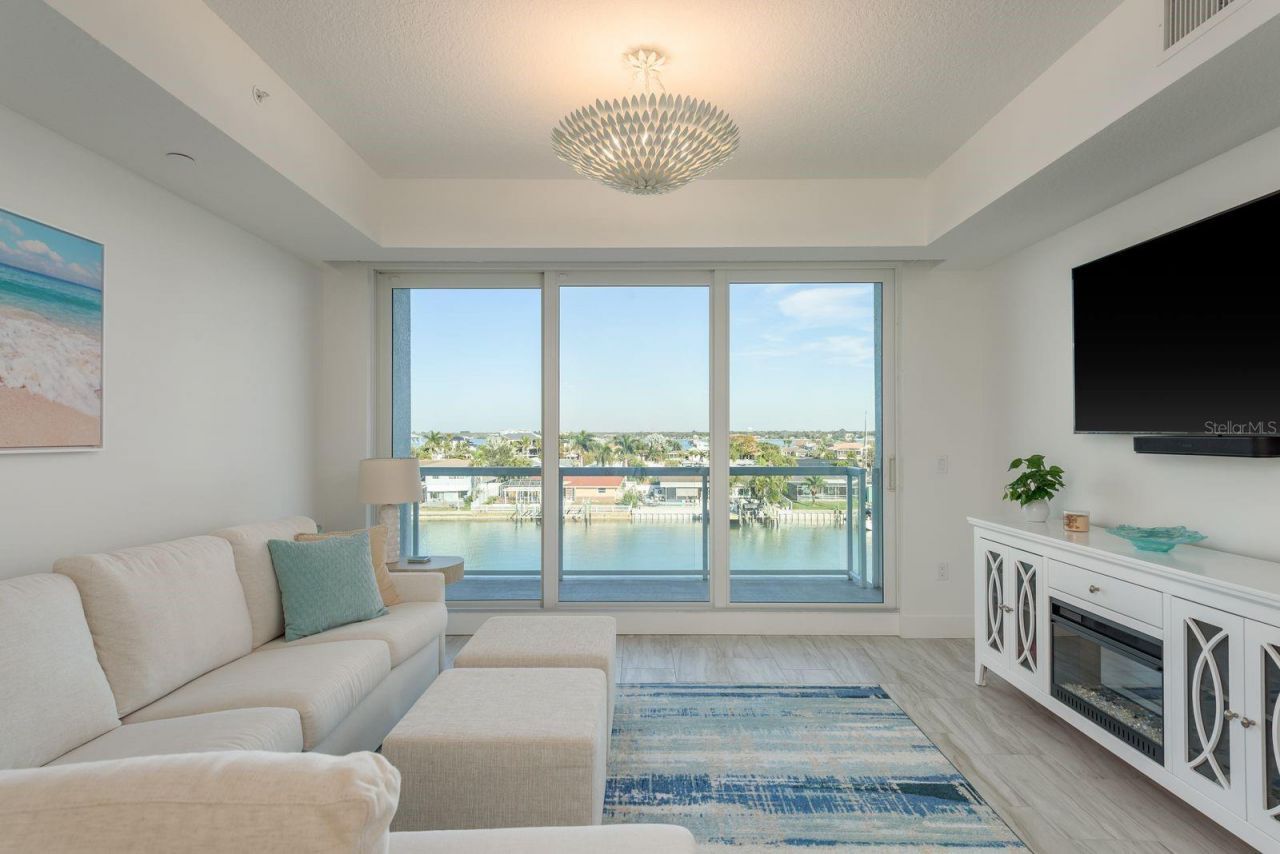 415 Island Way, Unit 402, Clearwater Beach, FL 33767 Photo