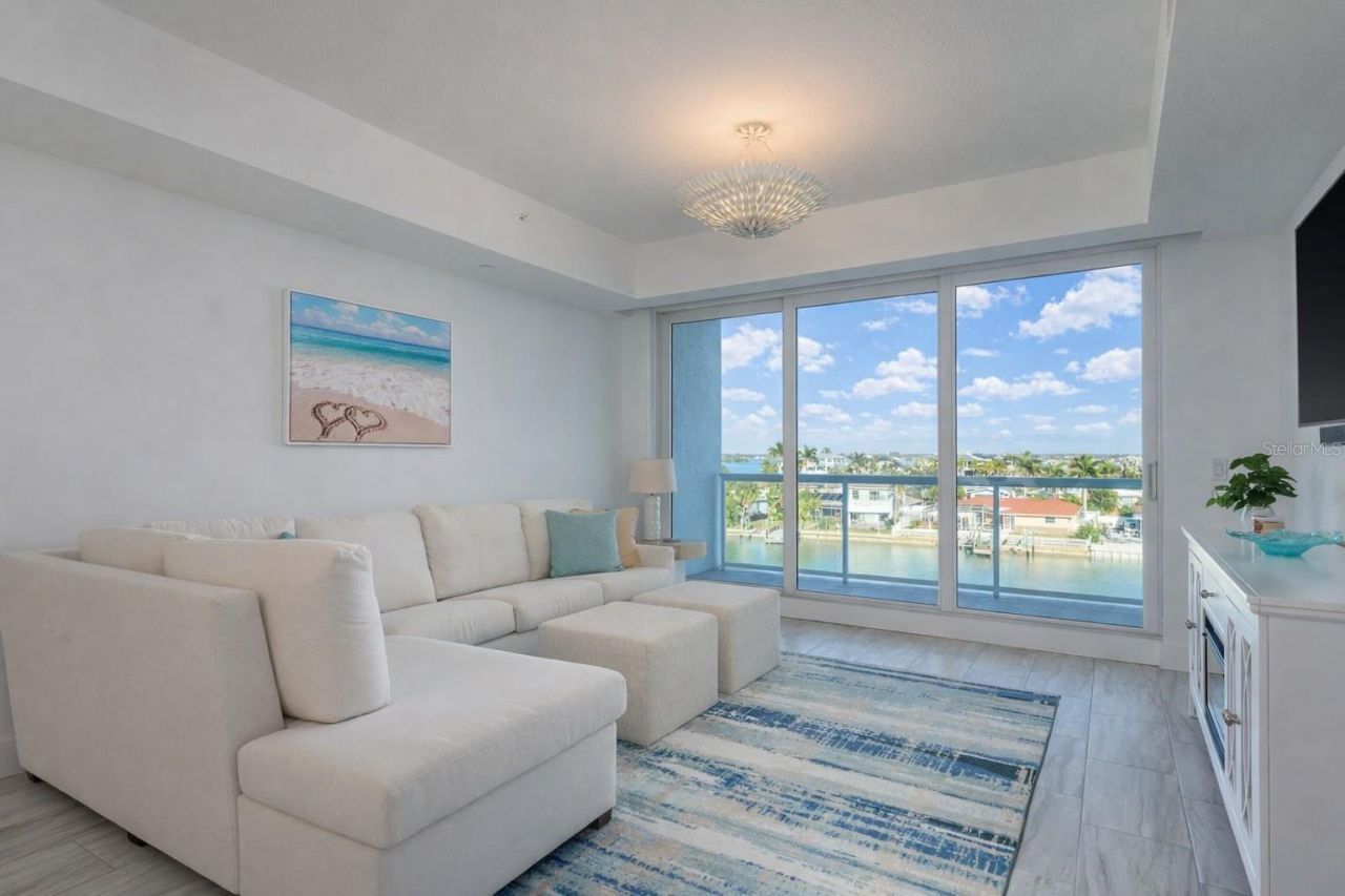 415 Island Way, Unit 402, Clearwater Beach, FL 33767 Photo