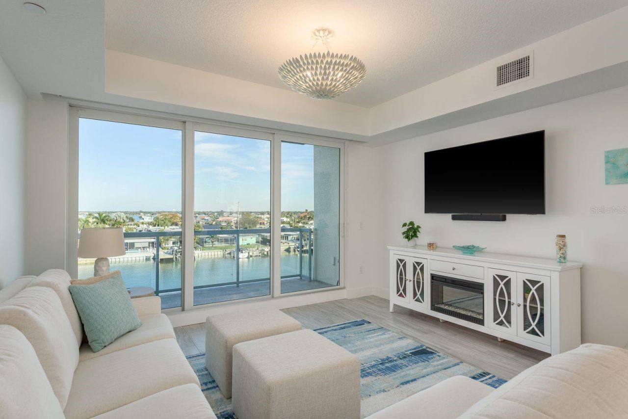 415 Island Way, Unit 402, Clearwater Beach, FL 33767 Photo