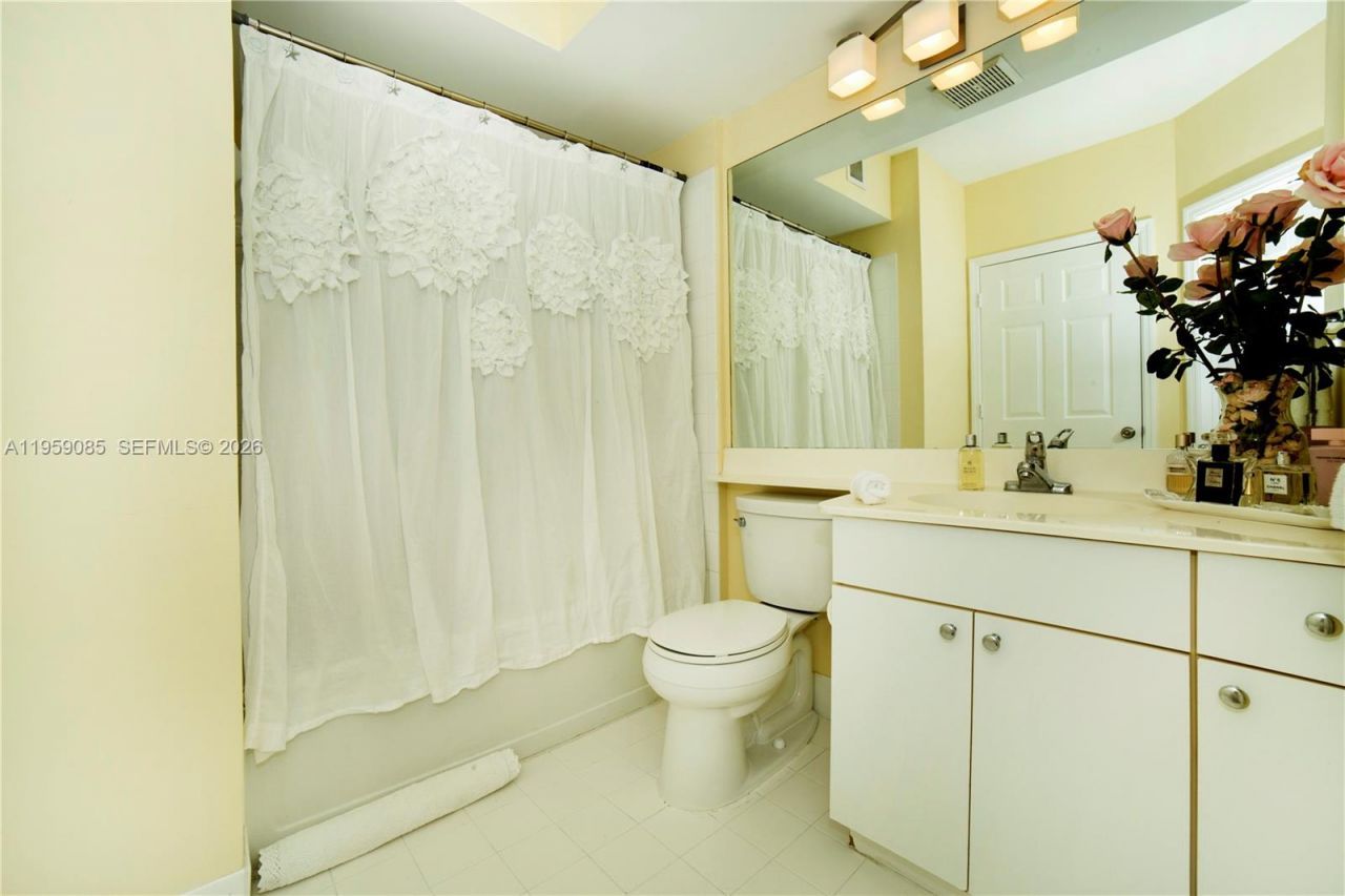 17150 N Bay Rd, Unit 2920, Sunny Isles Beach, FL 33160 Photo
