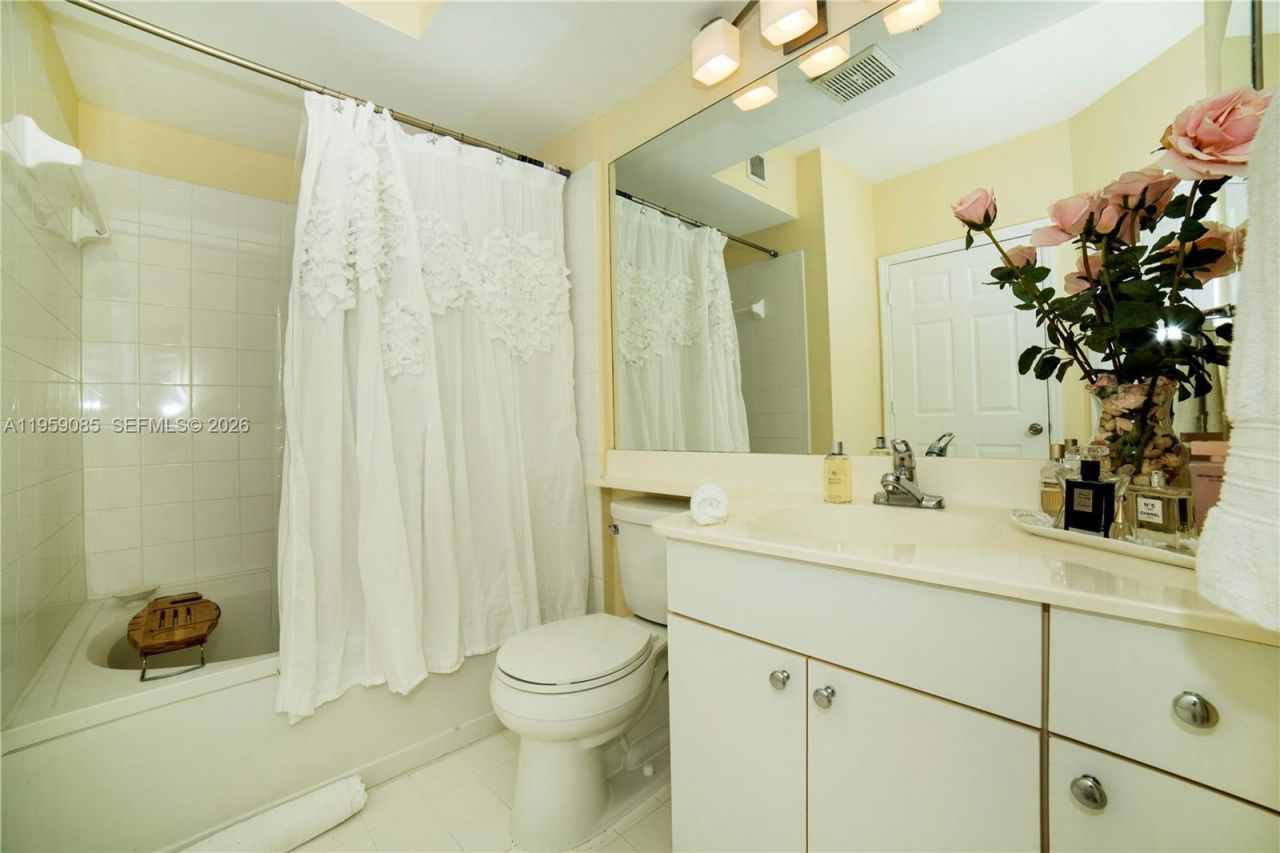 17150 N Bay Rd, Unit 2920, Sunny Isles Beach, FL 33160 Photo