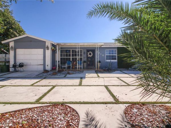 9710 NW 10th St , Pembroke Pines, FL 33024