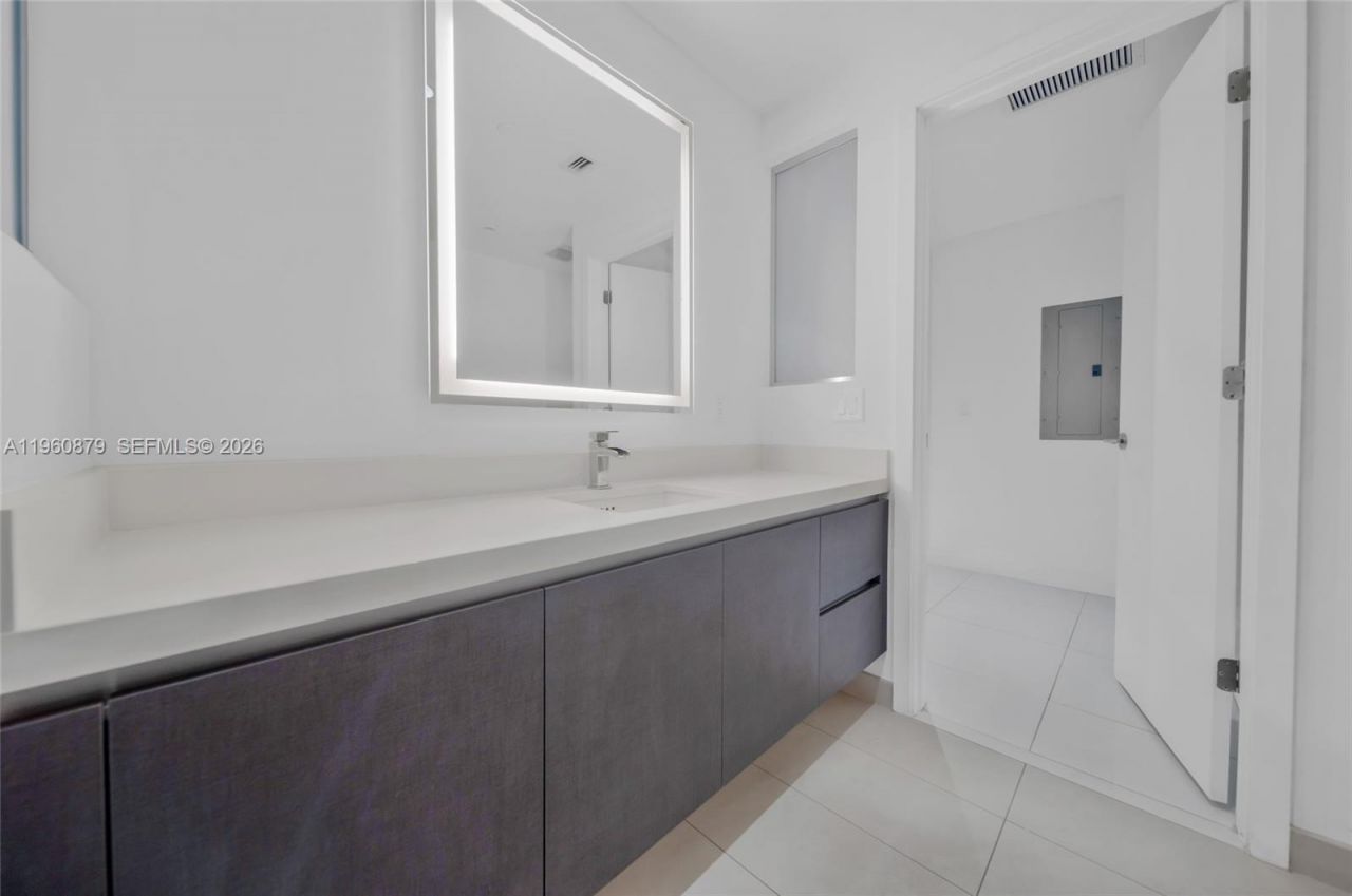 851 NE 1st Ave , Unit 204, Miami, FL 33132 Photo