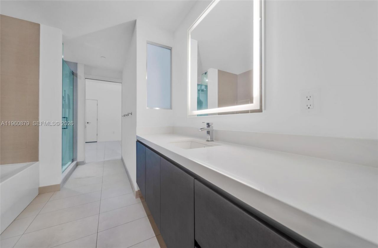 851 NE 1st Ave , Unit 204, Miami, FL 33132 Photo