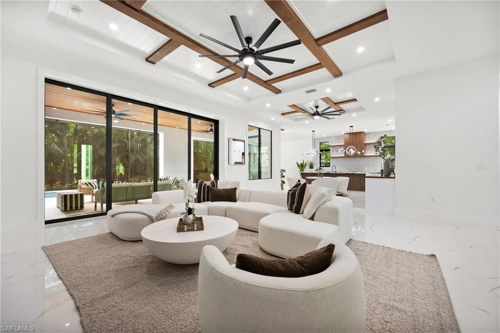 135 7th St N, Naples, FL 34102 Photo