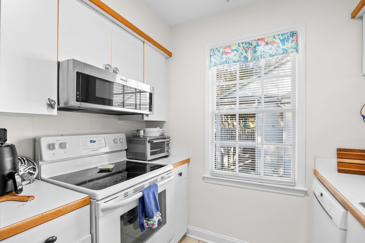 216 Stillwood Dr. Photo 9