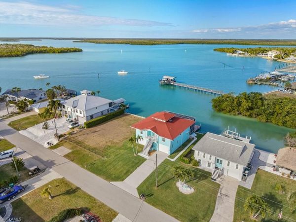 105 Pago Pago DR W, NAPLES, FL 34113