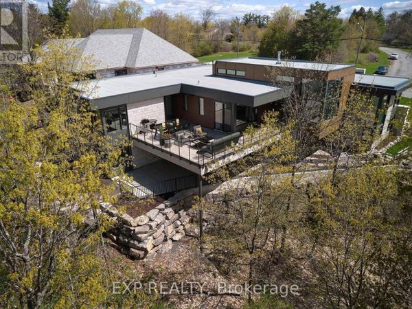 32 CLOVELLY Road, Ottawa, ON K1J6M2