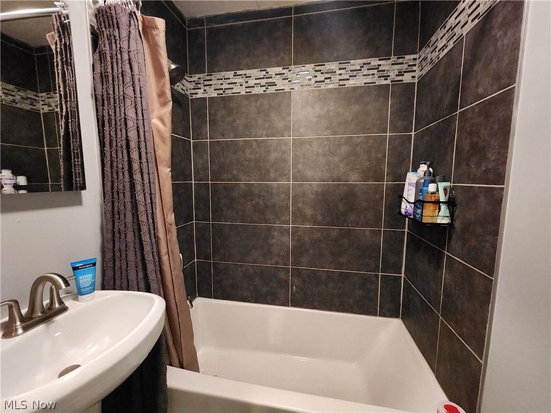 2563 Chestnut Street, Girard, OH 44420 Photo 12