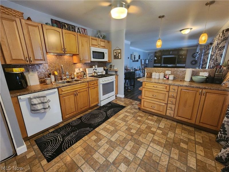 2563 Chestnut Street, Girard, OH 44420 Photo 3