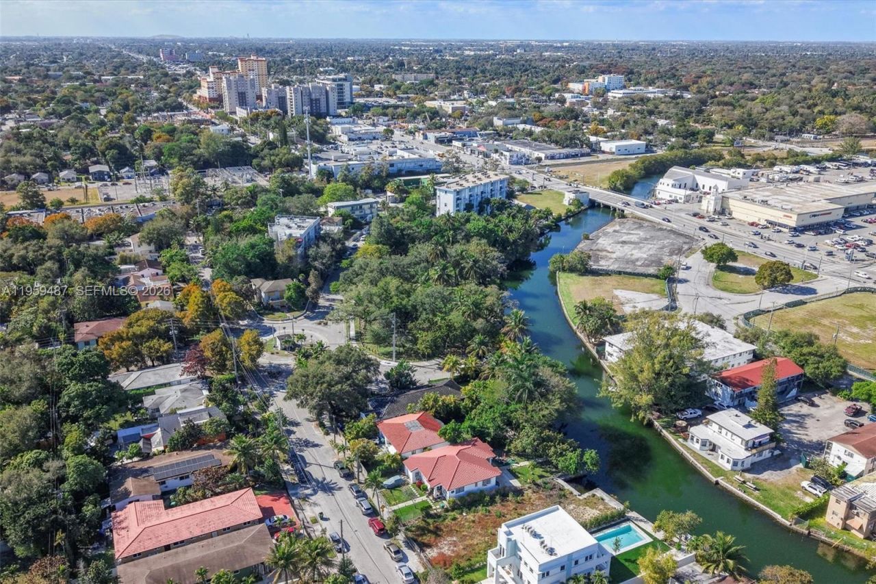 7715 NE 5th Ave, Miami, FL 33138 Photo