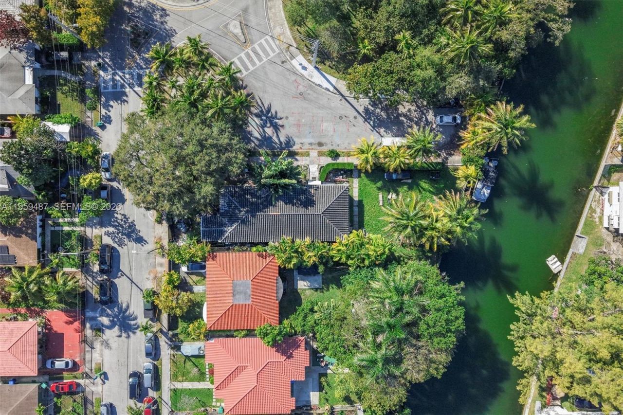 7715 NE 5th Ave, Miami, FL 33138 Photo