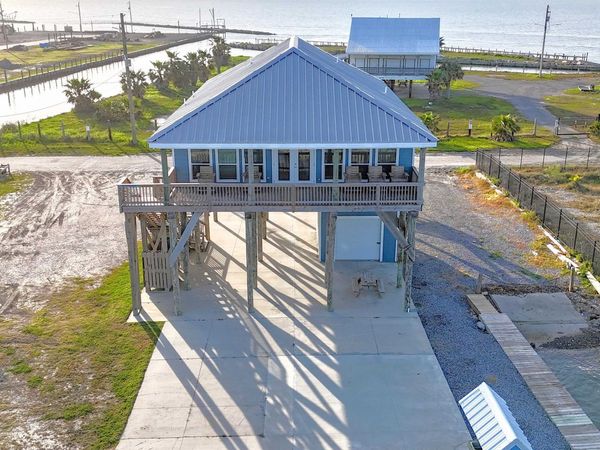 238 E Central, Grand Isle, LA 70358