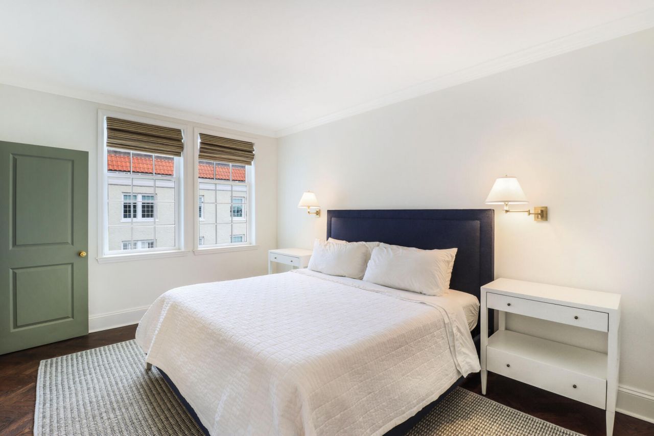 1 King Street Photo 10