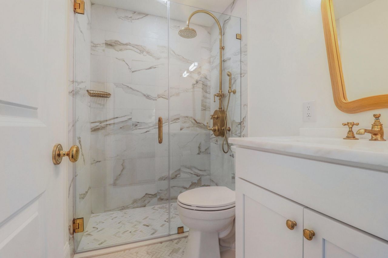 1 King Street Photo 12